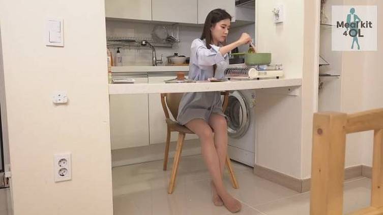 韩国职场小姐姐忙碌一天下班后做紫菜牛肉汤犒劳自己 
